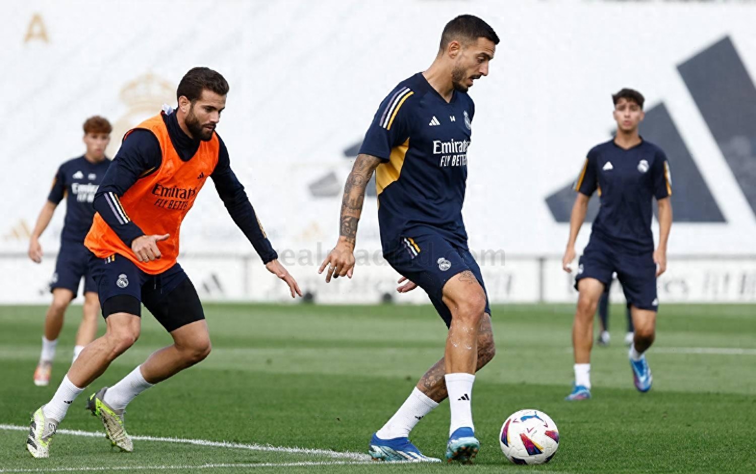 包含本泽马传射建功，贝林厄姆新星横空出世，场边球探频频记笔记的词条